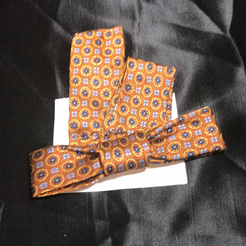 Bow tie set.
